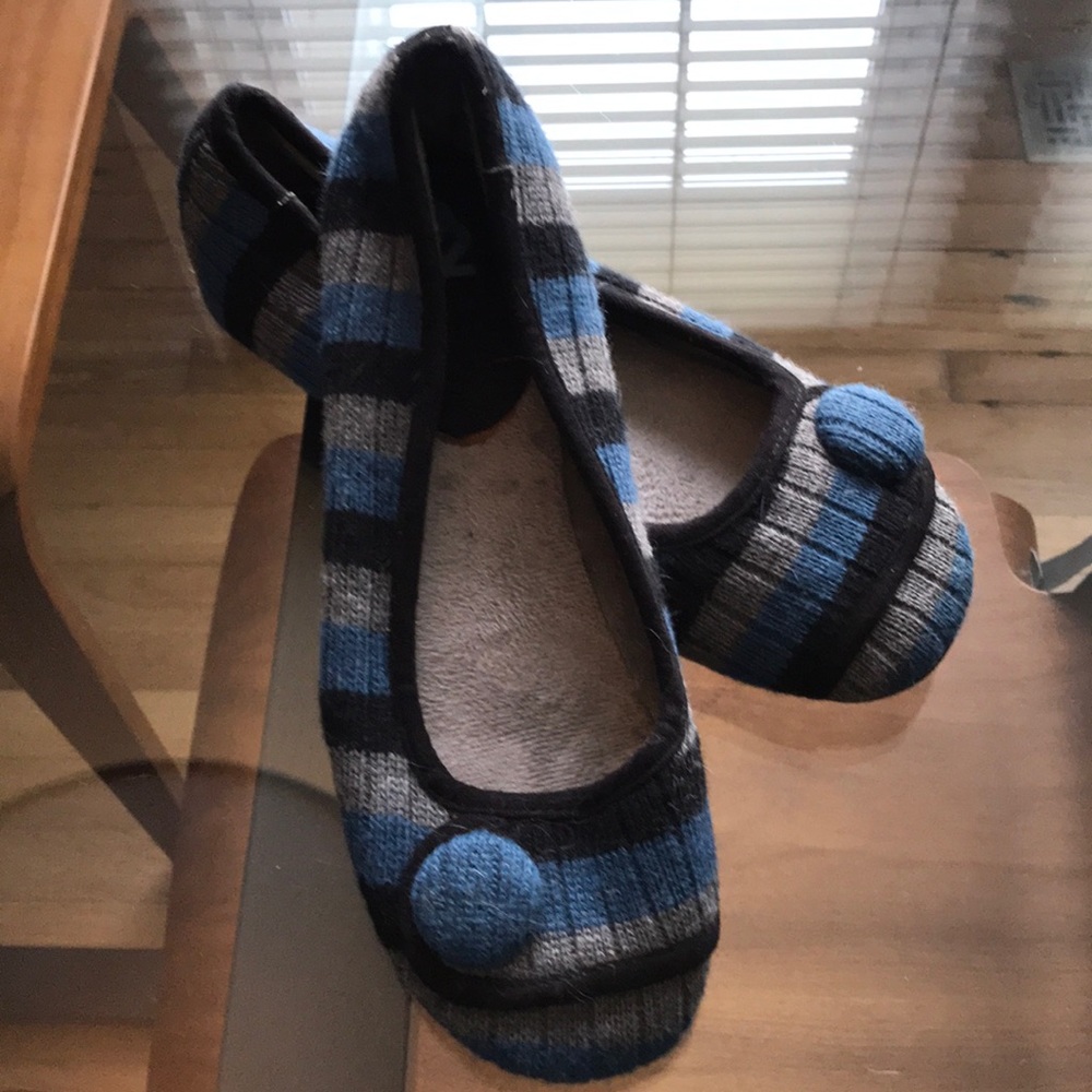 R2 (Report) flat cloth slip on shoe. Size 10.